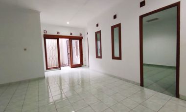 Di Sewakan Rumah Siap Huni 4 Kamar Baru Renovasi di Batununggal Bandung