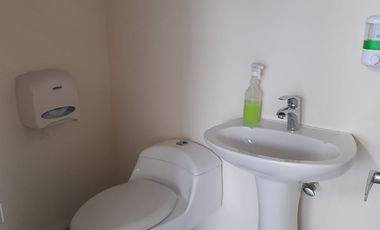 oficina en arriendo en los rosales. Cod A51524