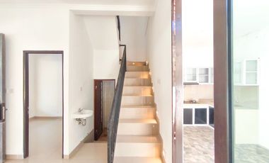 Rumah 2 Lt SHM Hadap Utara 15 Mnt ke Paradise Walk Serpong J-49571