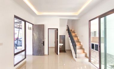 Rumah 2 Lt SHM Hadap Utara 15 Mnt ke Paradise Walk Serpong J-49571
