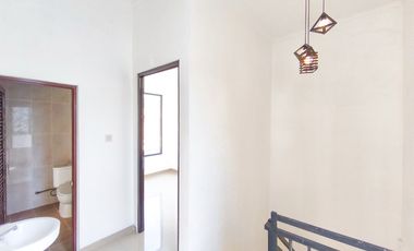 Rumah 2 Lt SHM Hadap Utara 15 Mnt ke Paradise Walk Serpong J-49571