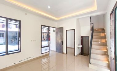 Rumah 2 Lt SHM Hadap Utara 15 Mnt ke Paradise Walk Serpong J-49571