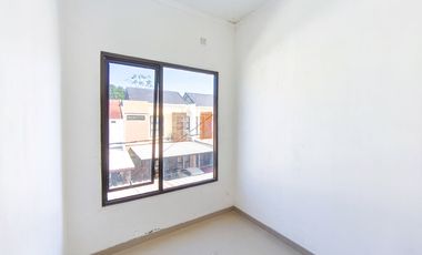 Rumah 2 Lt SHM Hadap Utara 15 Mnt ke Paradise Walk Serpong J-49571