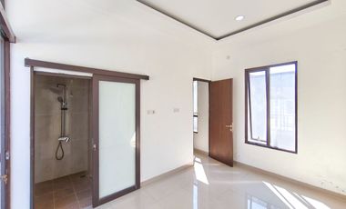 Rumah 2 Lt SHM Hadap Utara 15 Mnt ke Paradise Walk Serpong J-49571