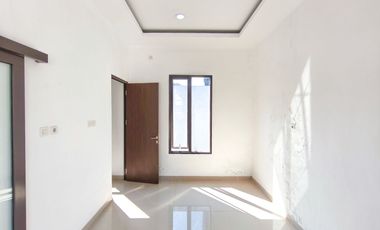 Rumah 2 Lt SHM Hadap Utara 15 Mnt ke Paradise Walk Serpong J-49571