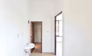 Rumah 2 Lt SHM Hadap Utara 15 Mnt ke Paradise Walk Serpong J-49571