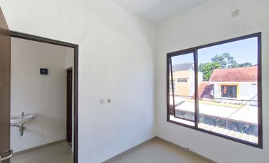 Rumah 2 Lt SHM Hadap Utara 15 Mnt ke Paradise Walk Serpong J-49571