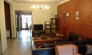 Excelente Chalet  con detalles de categoría en san justo . RETASADO OPORTUNIDAD. VENTA URGENTE