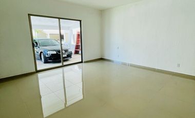 Casa en venta dentro de fraccionamiento, alberca común, JIutepec