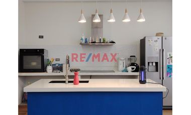 🏡 Esta exclusiva casa en condominio te espera con espacios modernos y amplios, distribuidos en 3 pisos. Con un área de terreno de 160.00 m2 y una cons