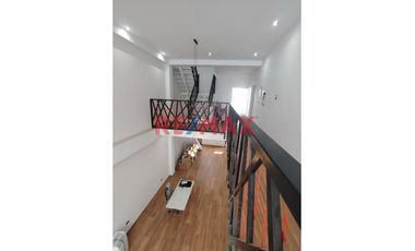 🏡 Esta exclusiva casa en condominio te espera con espacios modernos y amplios, distribuidos en 3 pisos. Con un área de terreno de 160.00 m2 y una cons