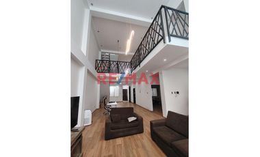 🏡 Esta exclusiva casa en condominio te espera con espacios modernos y amplios, distribuidos en 3 pisos. Con un área de terreno de 160.00 m2 y una cons