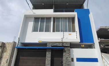 🏡 Esta exclusiva casa en condominio te espera con espacios modernos y amplios, distribuidos en 3 pisos. Con un área de terreno de 160.00 m2 y una cons