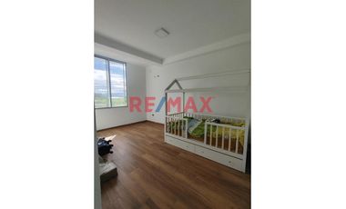 🏡 Esta exclusiva casa en condominio te espera con espacios modernos y amplios, distribuidos en 3 pisos. Con un área de terreno de 160.00 m2 y una cons