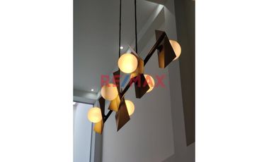 🏡 Esta exclusiva casa en condominio te espera con espacios modernos y amplios, distribuidos en 3 pisos. Con un área de terreno de 160.00 m2 y una cons