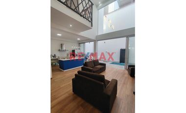 🏡 Esta exclusiva casa en condominio te espera con espacios modernos y amplios, distribuidos en 3 pisos. Con un área de terreno de 160.00 m2 y una cons