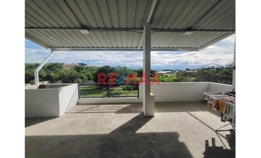 🏡 Esta exclusiva casa en condominio te espera con espacios modernos y amplios, distribuidos en 3 pisos. Con un área de terreno de 160.00 m2 y una cons