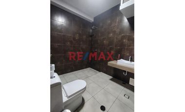 🏡 Esta exclusiva casa en condominio te espera con espacios modernos y amplios, distribuidos en 3 pisos. Con un área de terreno de 160.00 m2 y una cons