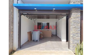 🏡 Esta exclusiva casa en condominio te espera con espacios modernos y amplios, distribuidos en 3 pisos. Con un área de terreno de 160.00 m2 y una cons