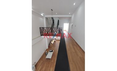 🏡 Esta exclusiva casa en condominio te espera con espacios modernos y amplios, distribuidos en 3 pisos. Con un área de terreno de 160.00 m2 y una cons