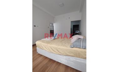 🏡 Esta exclusiva casa en condominio te espera con espacios modernos y amplios, distribuidos en 3 pisos. Con un área de terreno de 160.00 m2 y una cons