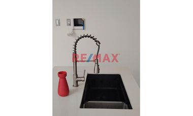 🏡 Esta exclusiva casa en condominio te espera con espacios modernos y amplios, distribuidos en 3 pisos. Con un área de terreno de 160.00 m2 y una cons