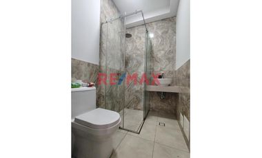 🏡 Esta exclusiva casa en condominio te espera con espacios modernos y amplios, distribuidos en 3 pisos. Con un área de terreno de 160.00 m2 y una cons