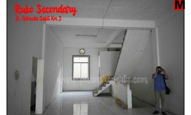 di jual ruko 3 lantai Jl . Garuda Sakti Km 2 lokasi sangat strategis