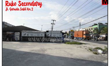 di jual ruko 3 lantai Jl . Garuda Sakti Km 2 lokasi sangat strategis
