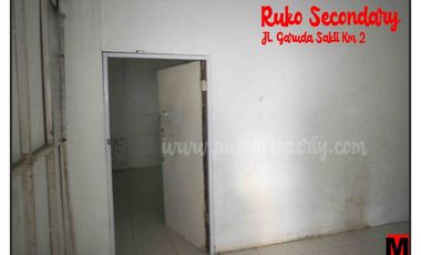 di jual ruko 3 lantai Jl . Garuda Sakti Km 2 lokasi sangat strategis