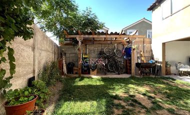 Casa esquina en venta de 4 dorm. en Buín