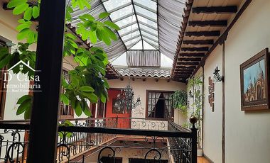 Hostal de Venta – Centro Histórico de Cuenca, 2 Locales Comerciales y 8 habitaciones.