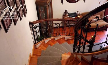 Hostal de Venta – Centro Histórico de Cuenca, 2 Locales Comerciales y 8 habitaciones.