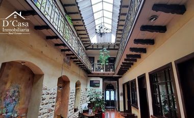 Hostal de Venta – Centro Histórico de Cuenca, 2 Locales Comerciales y 8 habitaciones.