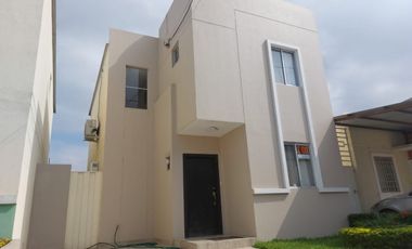 Casa de venta en la Urbanización Arboletta, 3 dormitorios.