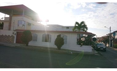 En venta hermosa casa en Manta 2000