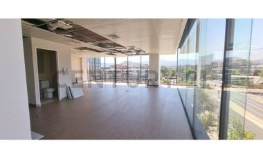 OFICINA EN ARRIENDO AV. LA DEHESA EXCELENTE UBICACION