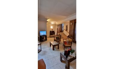Chalet cuatro ambientes con dependencia de servicio