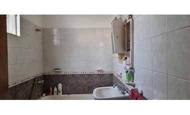 Chalet cuatro ambientes con dependencia de servicio