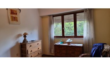 Chalet cuatro ambientes con dependencia de servicio