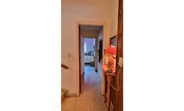 Chalet cuatro ambientes con dependencia de servicio