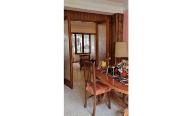 Chalet cuatro ambientes con dependencia de servicio