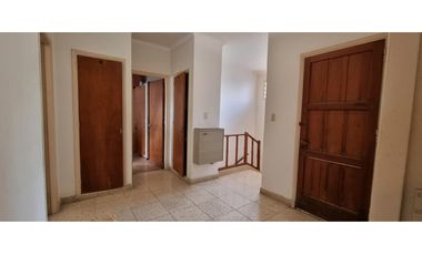 Chalet cuatro ambientes con dependencia de servicio