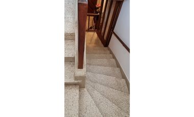 Chalet cuatro ambientes con dependencia de servicio