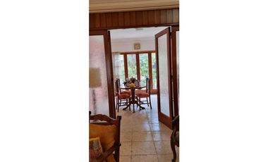 Chalet cuatro ambientes con dependencia de servicio