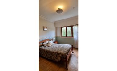 Chalet cuatro ambientes con dependencia de servicio