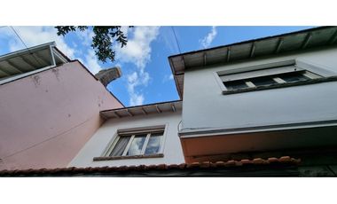 Chalet cuatro ambientes con dependencia de servicio