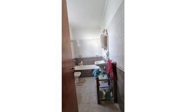 Chalet cuatro ambientes con dependencia de servicio