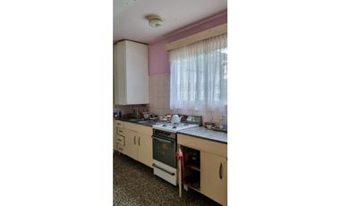 Chalet cuatro ambientes con dependencia de servicio