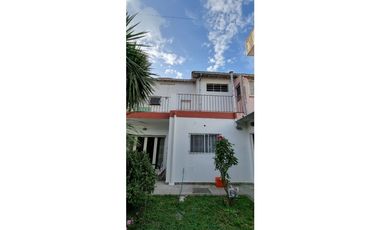 Chalet cuatro ambientes con dependencia de servicio
